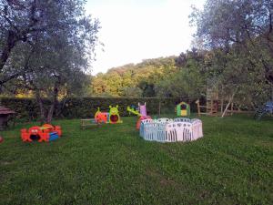 un grupo de juguetes en la hierba en un patio en B&B la Concordia, en Serravalle Pistoiese