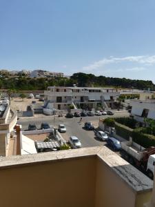 una vista de un aparcamiento con coches aparcados en Gallipoli via Dante, en Gallipoli