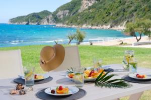 un tavolo con cibo e vista sulla spiaggia di Armikes Beachfront Suites Afionas a Afionas