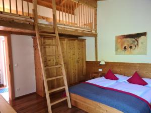ブリクセン・イム・ターレにあるDas Resort Brixenのベッドルーム1室(二段ベッド1組、はしご付)