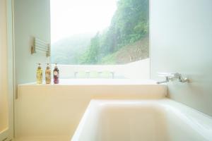 TAKAONE ACTIVITY＆STAY的一间浴室