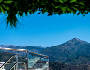 uma vista para as montanhas a partir do topo de uma colina em Hotel Toboso Chaparil em Nerja