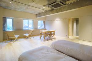 TAKAONE ACTIVITY＆STAY客房内的一张或多张床位