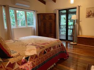 Un pat sau paturi într-o cameră la Kuranda Ngorongoro Lodge