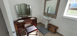 uma casa de banho com um lavatório e um espelho em Oudeklip Guesthouse Nieuwoudtville em Nieuwoudtville