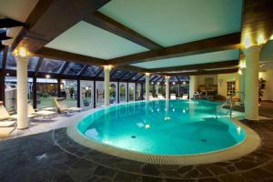 una gran piscina en un gran edificio en Ferienresort Damerow, en Ostseebad Koserow