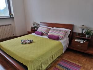 Un dormitorio con una cama grande con dos almohadas. en Bnbook Villa Biancospino, en Travedona
