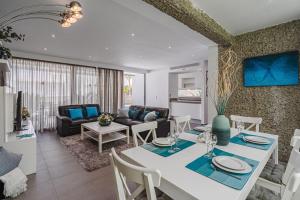 Lux Villa 31 في أديخي: غرفة طعام وغرفة معيشة مع طاولة وكراسي
