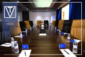 盖尼特拉Hotel Vitality Terminus的一间会议室,配有一张长桌和瓶装水