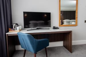 TV a/nebo společenská místnost v ubytování Bredbury Hall Hotel