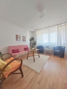 un soggiorno con divano e tavolo di Sunshine apartment a Pančevo