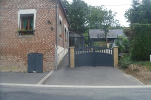 una entrada con una puerta y un edificio de ladrillo en siros, en Iron