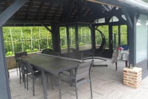 un patio con mesa y sillas en una terraza en siros, en Iron