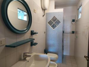 スヴェレートにあるAgriturismo Mezzo Poggioのバスルーム(洗面台、鏡、トイレ付)