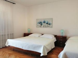 ein Schlafzimmer mit 2 Betten und einem Wandgemälde in der Unterkunft Apartment Vera, 80 m from the sea in Novigrad Istria
