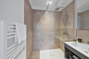 a bathroom with a shower and a sink at Résidence Pierre & Vacances Premium Les Terrasses d'Arsella in Porto-Vecchio