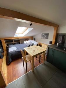 Posteľ alebo postele v izbe v ubytovaní Apartamenty pod Skosami