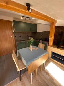 Kuchyňa alebo kuchynka v ubytovaní Apartamenty pod Skosami