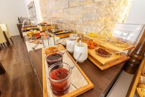 un buffet con diversi tipi di cibo su un tavolo di Hotel Paradise Residencial a Cala Ratjada