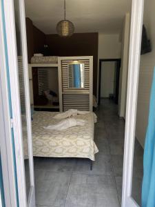 ein Schlafzimmer mit einem Bett und einem großen Spiegel in der Unterkunft Amaryllis Hotel in Rhodos (Stadt)