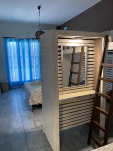 Zimmer mit einem Etagenbett und einem Spiegel in der Unterkunft Amaryllis Hotel in Rhodos (Stadt)