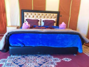 Postel nebo postele na pokoji v ubytování Ammar Luxury Camp