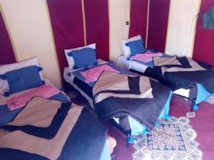 Postel nebo postele na pokoji v ubytování Ammar Luxury Camp