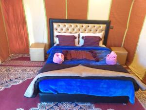 Postel nebo postele na pokoji v ubytování Ammar Luxury Camp
