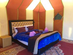 Postel nebo postele na pokoji v ubytování Ammar Luxury Camp