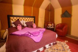 Postel nebo postele na pokoji v ubytování Ammar Luxury Camp