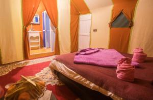 Postel nebo postele na pokoji v ubytování Ammar Luxury Camp