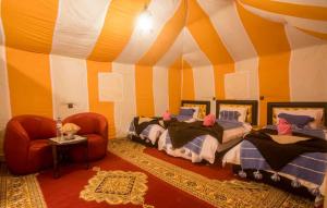 Postel nebo postele na pokoji v ubytování Ammar Luxury Camp