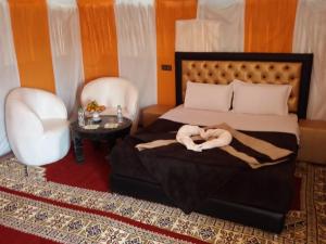 Postel nebo postele na pokoji v ubytování Ammar Luxury Camp