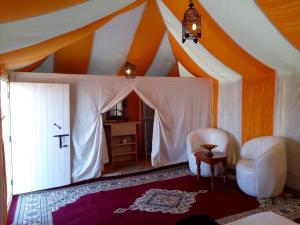 Postel nebo postele na pokoji v ubytování Ammar Luxury Camp