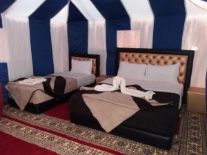 Postel nebo postele na pokoji v ubytování Ammar Luxury Camp