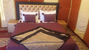 Postel nebo postele na pokoji v ubytování Ammar Luxury Camp