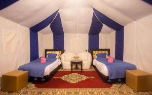 Postel nebo postele na pokoji v ubytování Ammar Luxury Camp