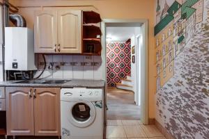 Кухня или мини-кухня в Four bedrooms apartment in the heart of Lviv
