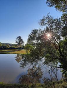 un reflet du soleil dans un étang dans l'établissement Pousada Quinta São Pedro, à Itaara 14 autres photos