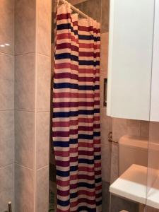 een gestreepte handdoek in een badkamer met douche bij Sunrise Apartments and Studio Apartments 1 in Lokva Rogoznica