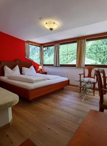 Postel nebo postele na pokoji v ubytování Tieflehner Hof Pitztalhaus Hotel