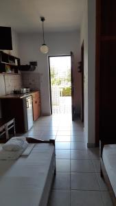 A bed or beds in a room at Meroi Studios Molos