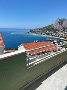 uma vista para o oceano a partir de uma varanda de um edifício em Comfort Sea View Apartment em Omiš