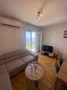 uma sala de estar com um sofá e uma mesa em Comfort Sea View Apartment em Omiš