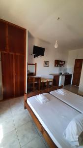 1 dormitorio con 1 cama grande y cocina en Meroi Studios en Skyros