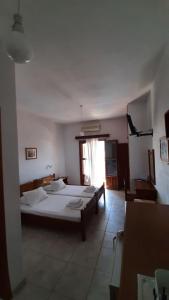 A bed or beds in a room at Meroi Studios Molos