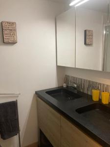 a kitchen with a black counter top and a sink at B&B Col del vino in Wevelgem