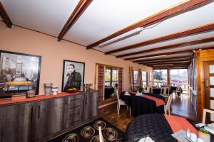 - un salon avec une table et une salle à manger dans l'établissement Elkoweru Guest House, à Springbok