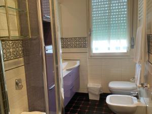 フィレンツェにあるDonatello Apartmentのバスルーム(洗面台、トイレ付)、窓が備わります。