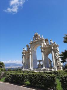 Pomnik w parku z niebieskim niebem w obiekcie fafgrandsuitenapoli w mieście Napoli